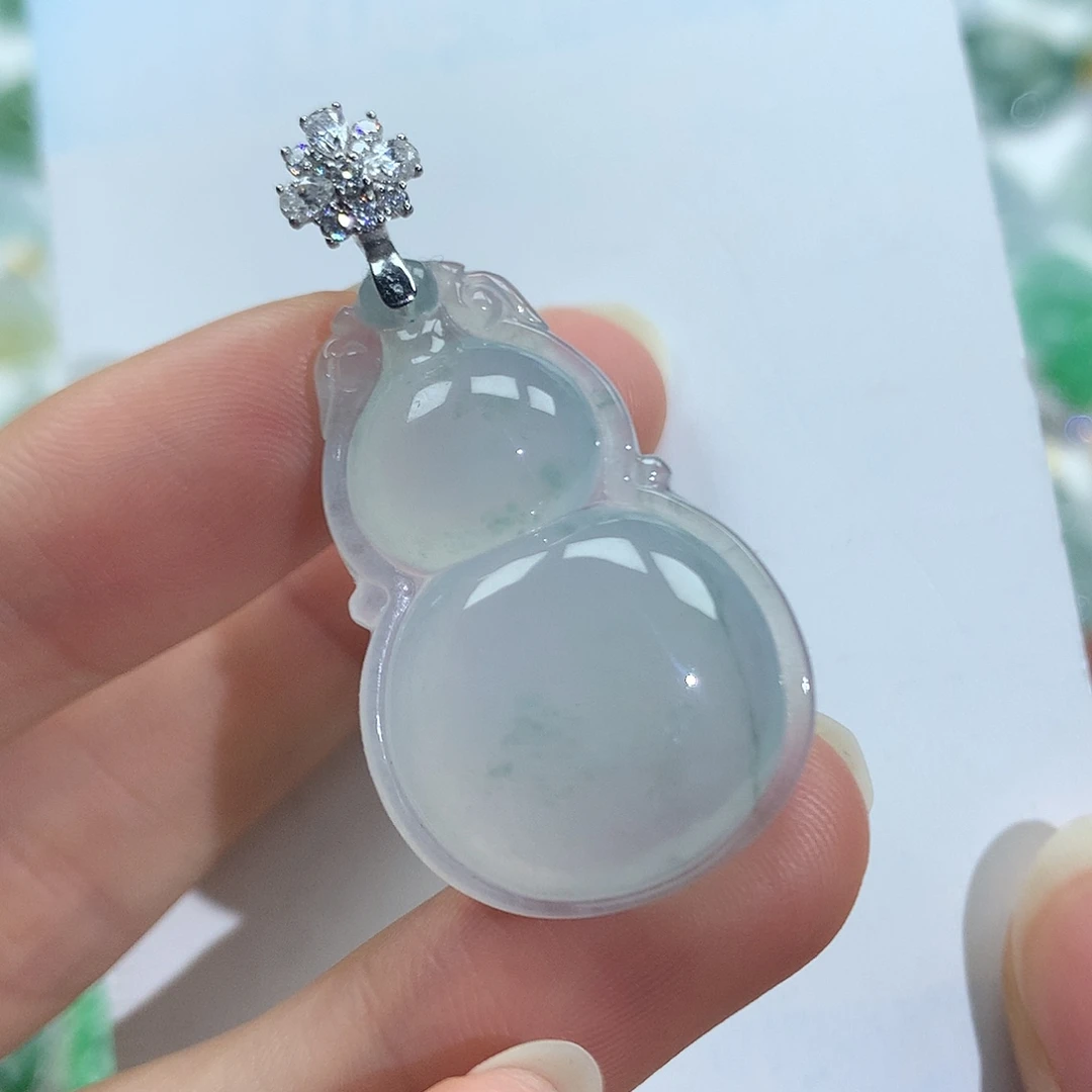 翡翠18K金镶嵌颈饰葫芦