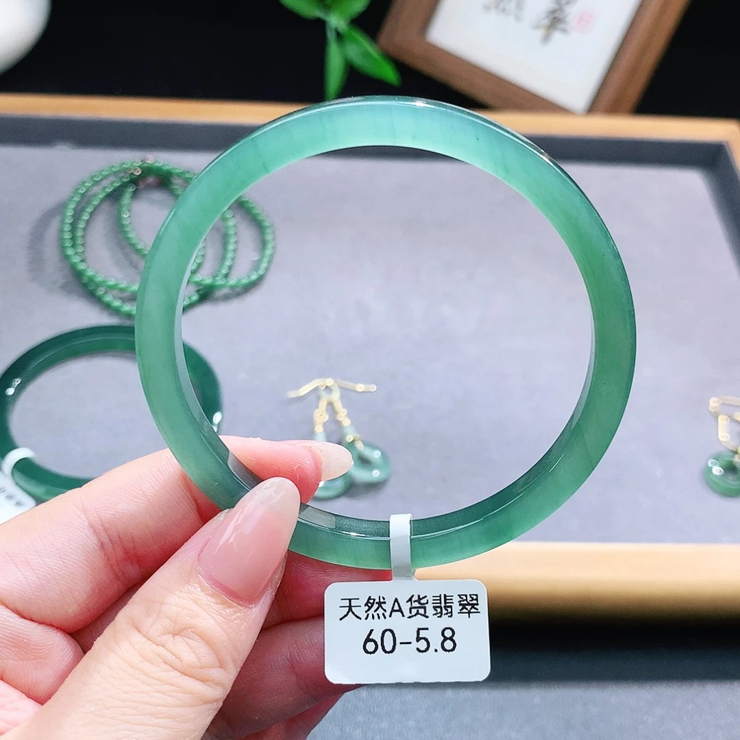 翡翠手镯（圆镯）未镶嵌