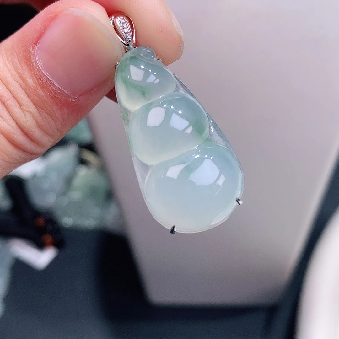 颈饰18K金镶嵌翡翠冰胶飘花福豆