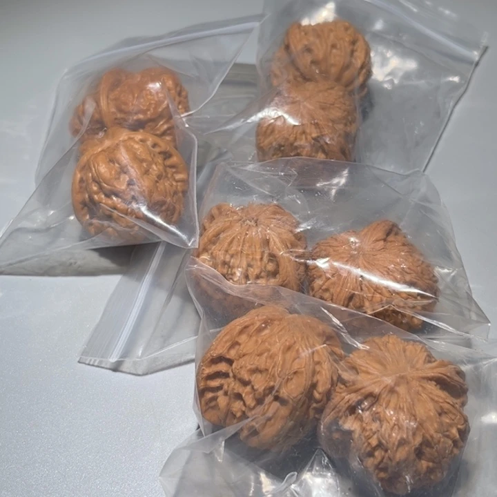 桃核把件狮子头核桃教练