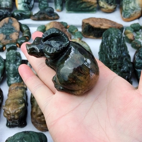 未镶嵌岫岩河磨玉（透闪石质玉）把件