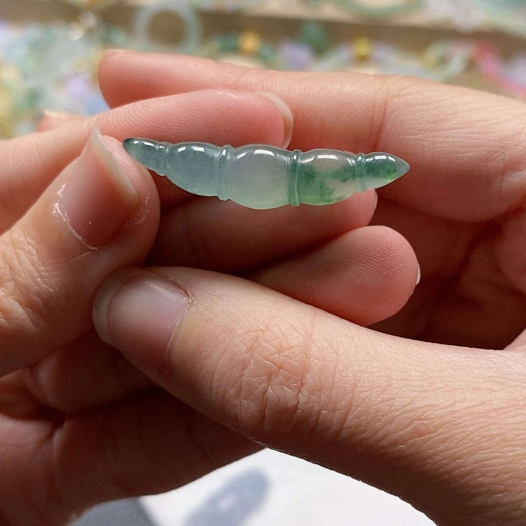 翡翠颈饰未镶嵌闪