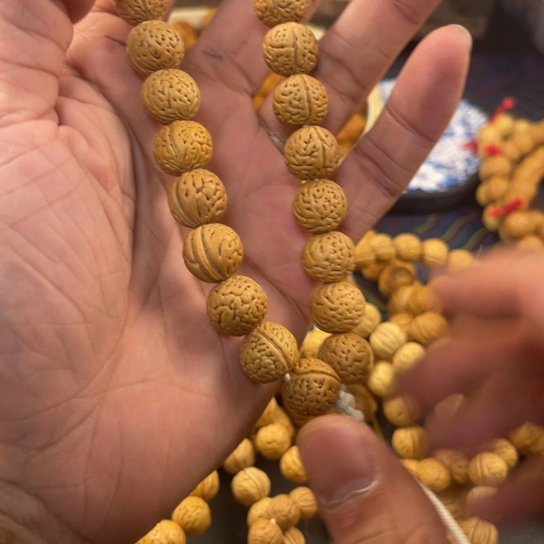 y***m吊坠桃核13手持，一道金