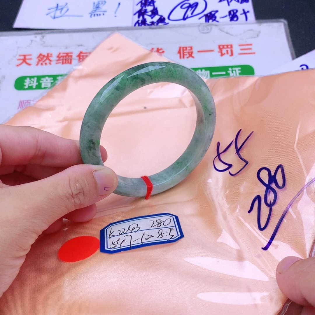 翡翠手镯未镶嵌翡翠