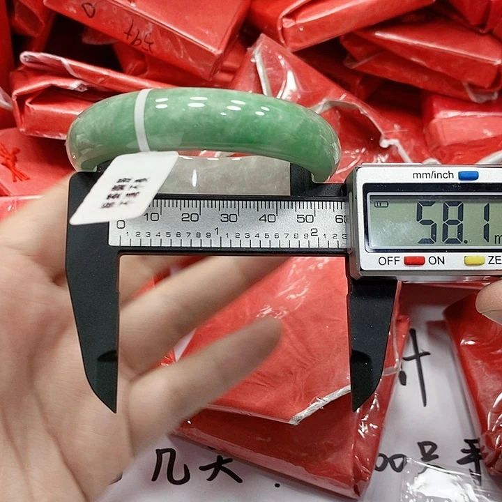 翡翠手镯未镶嵌138