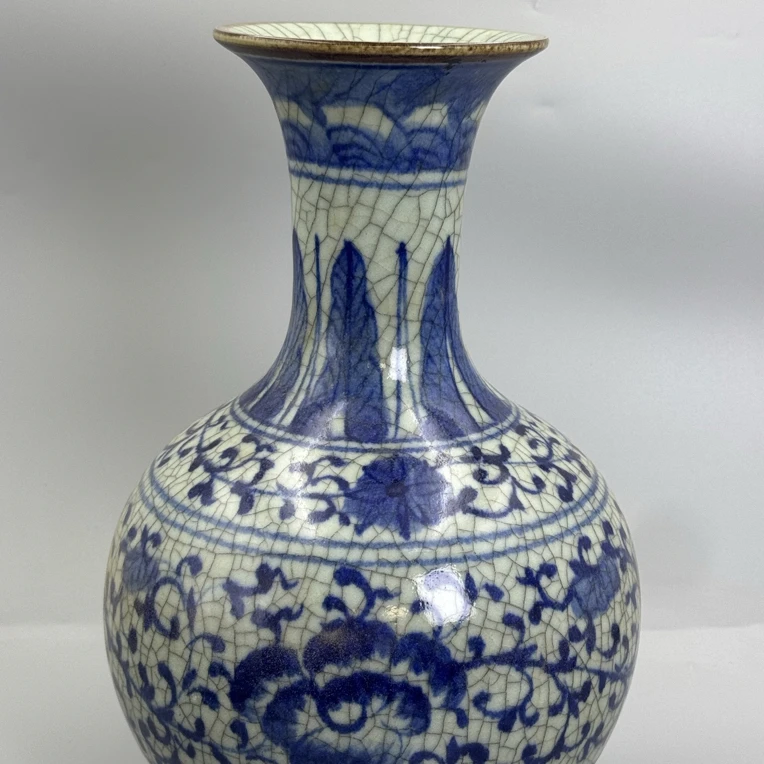 精品青花缠枝莲全开片天球瓶