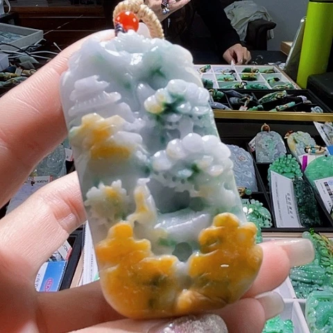 翡翠未镶嵌颈饰一个