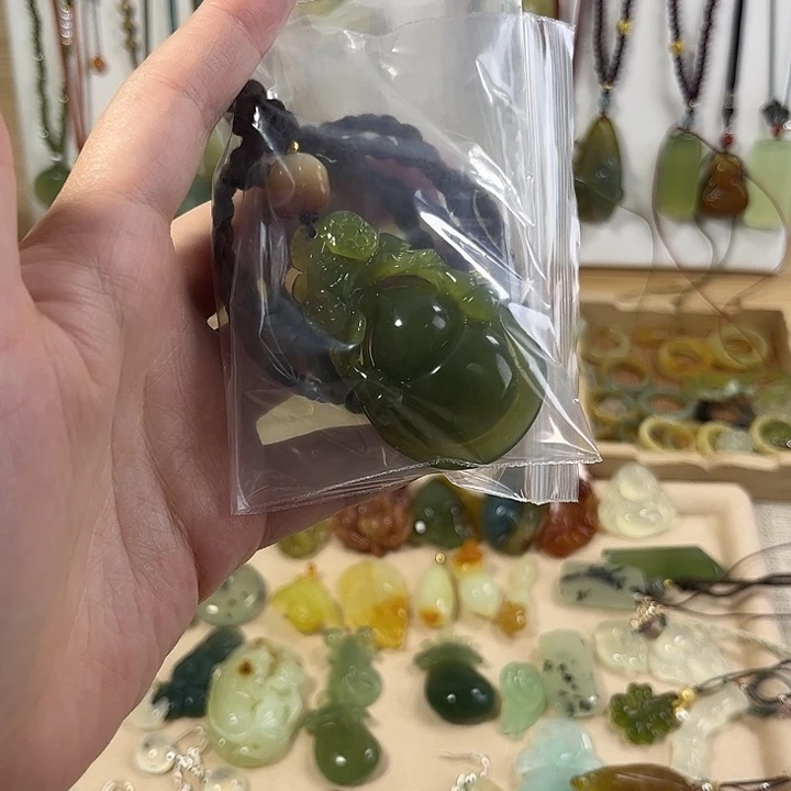 琴***舞蛇纹石玉未镶嵌颈饰