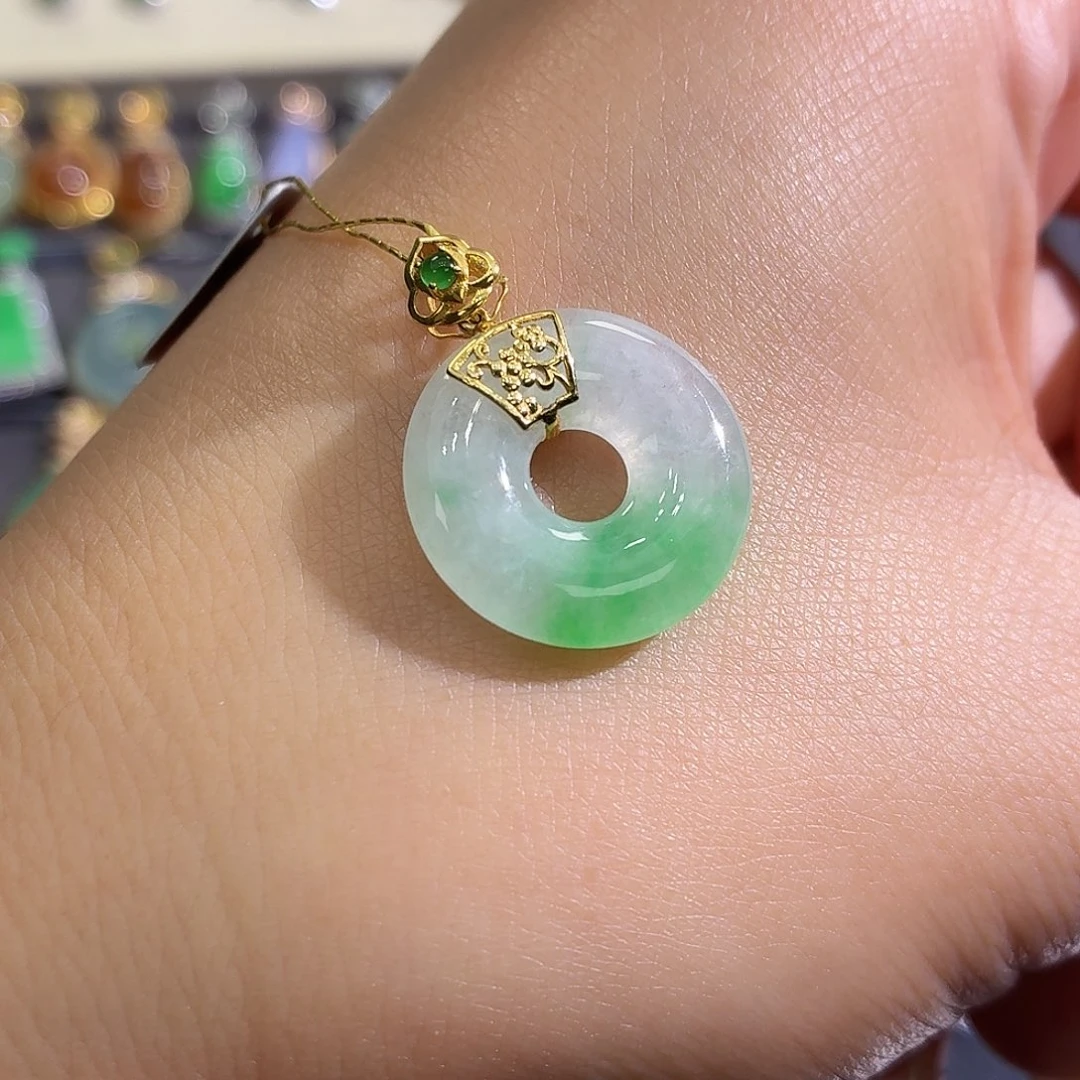 翡翠18K金镶嵌颈饰