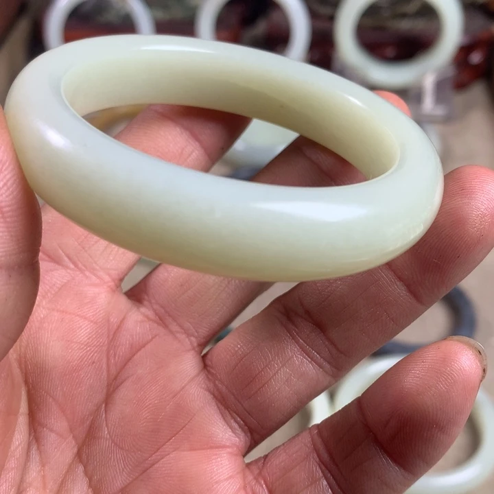 ****成和田玉（糖玉）未镶嵌手镯