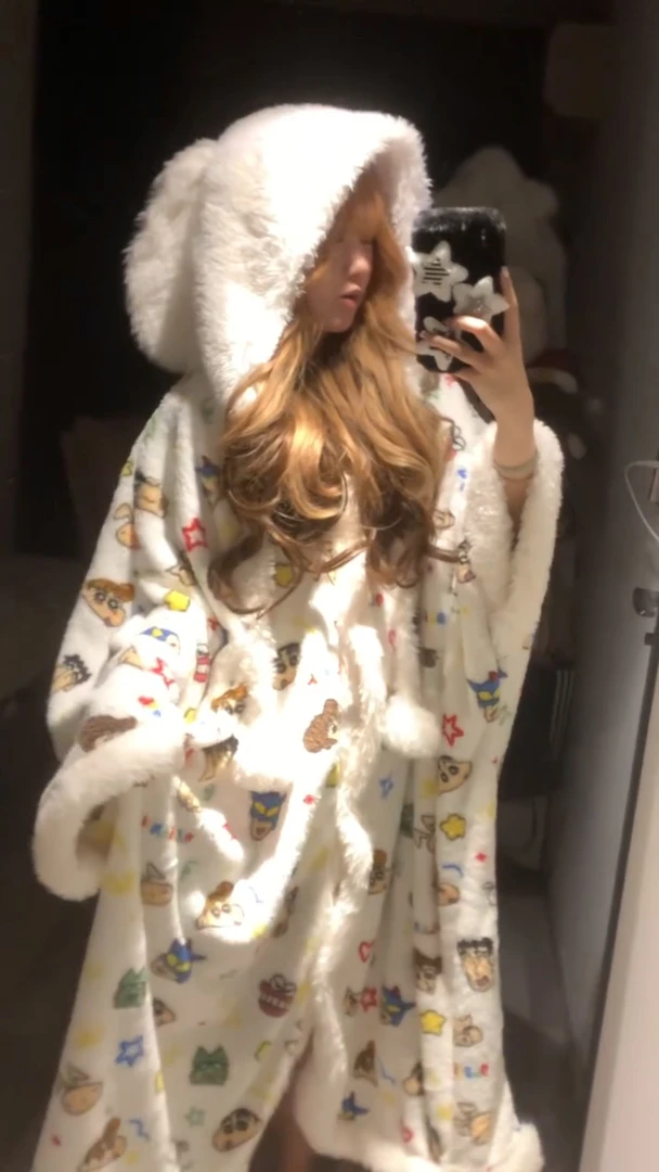 卡通蜡笔小新法兰绒睡袍女秋冬毛茸茸加厚保暖连帽外套家居服睡袍