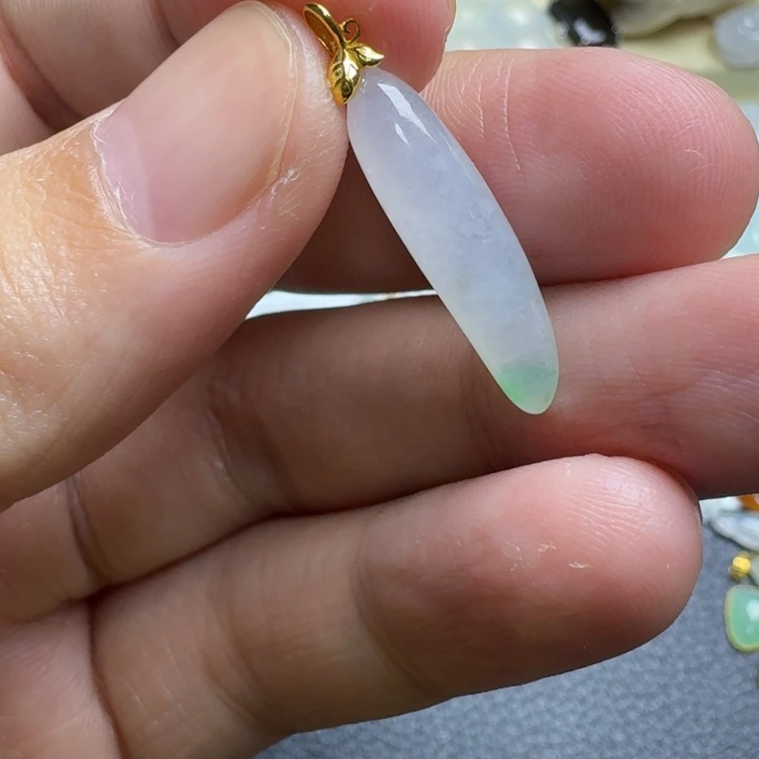 颈饰18K金镶嵌翡翠小辣椒