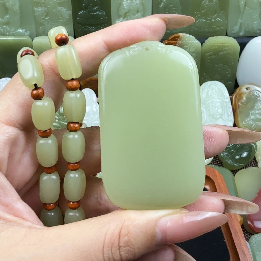 果绿色平安牌吊坠