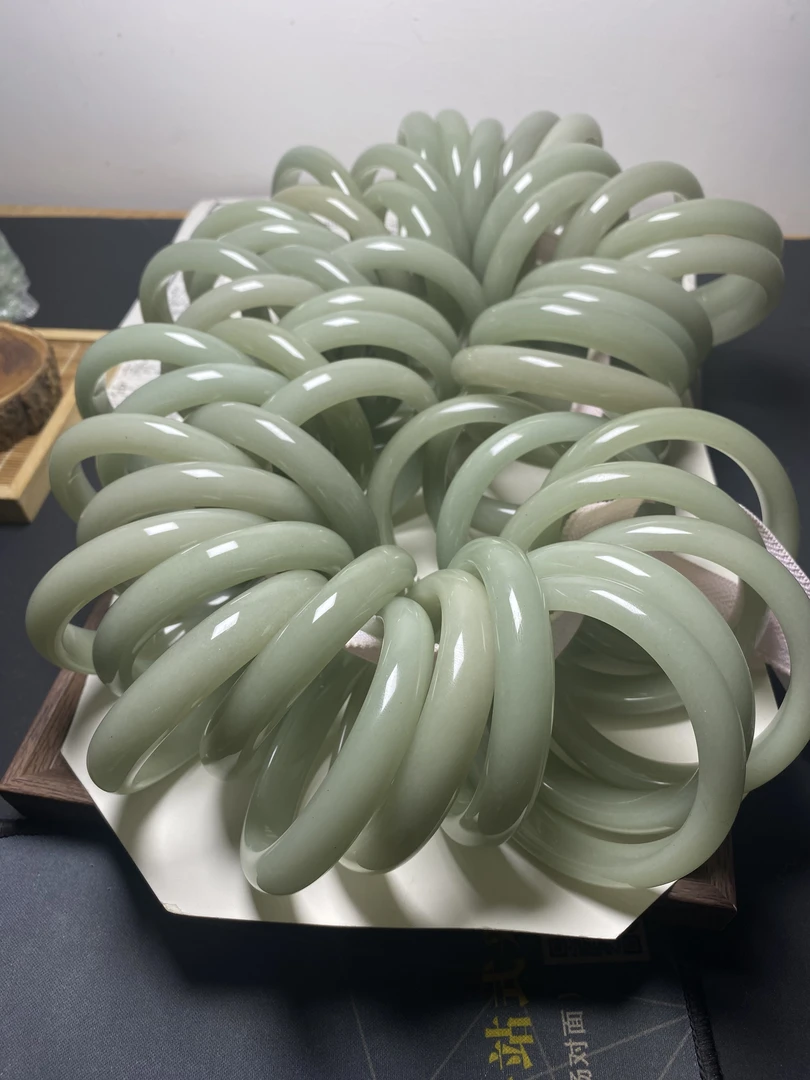 油青正宽手镯（微瑕有纹线色点拍一发一多样发货)