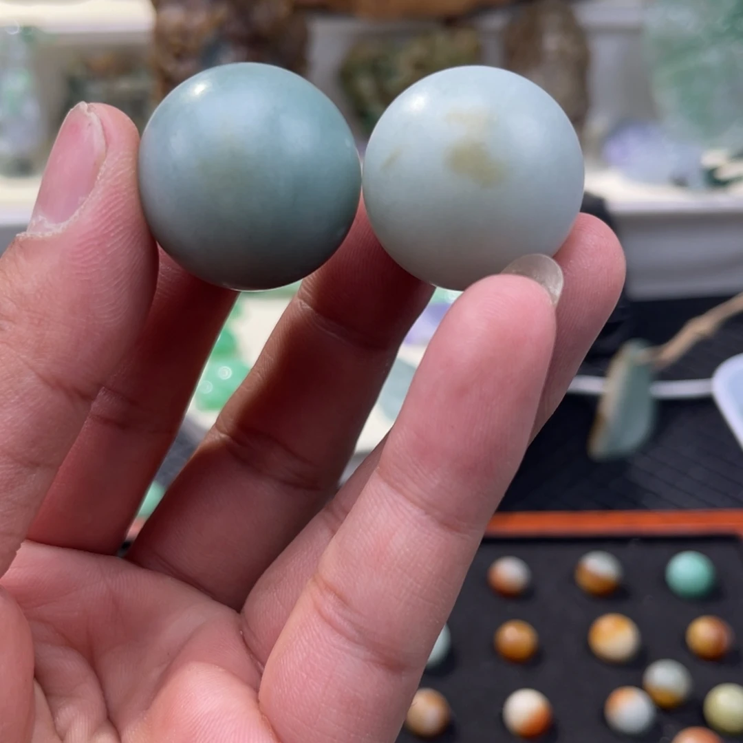 翡翠散珠卡27大单珠。肉质超级细。白的有丝纹。喜欢拍放漏