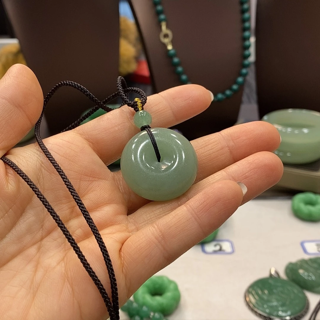 雨***甜石英岩玉未镶嵌颈饰