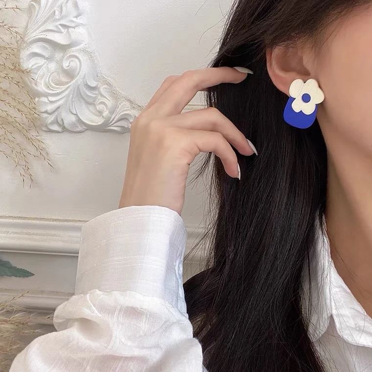 克莱因蓝艺术亚克力卡通简约小花朵耳环方形小众网红百搭耳钉耳饰
