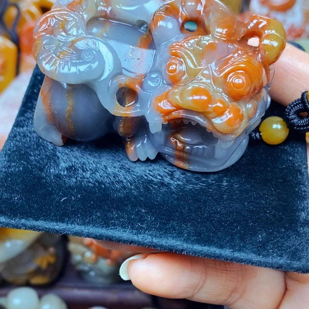 未镶嵌石英质玉（黄龙玉）颈饰