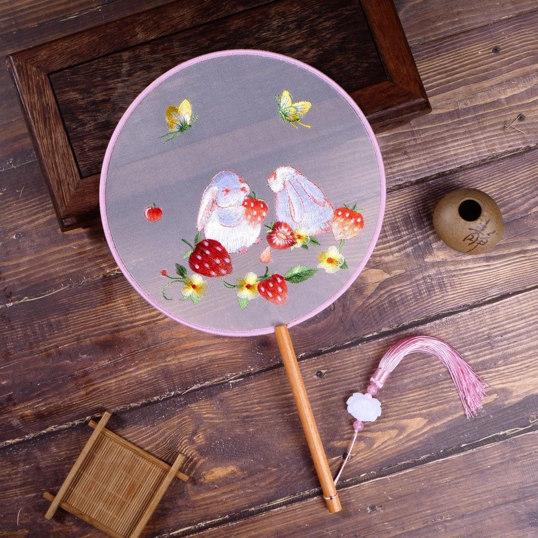 双面苏绣团扇草莓兔