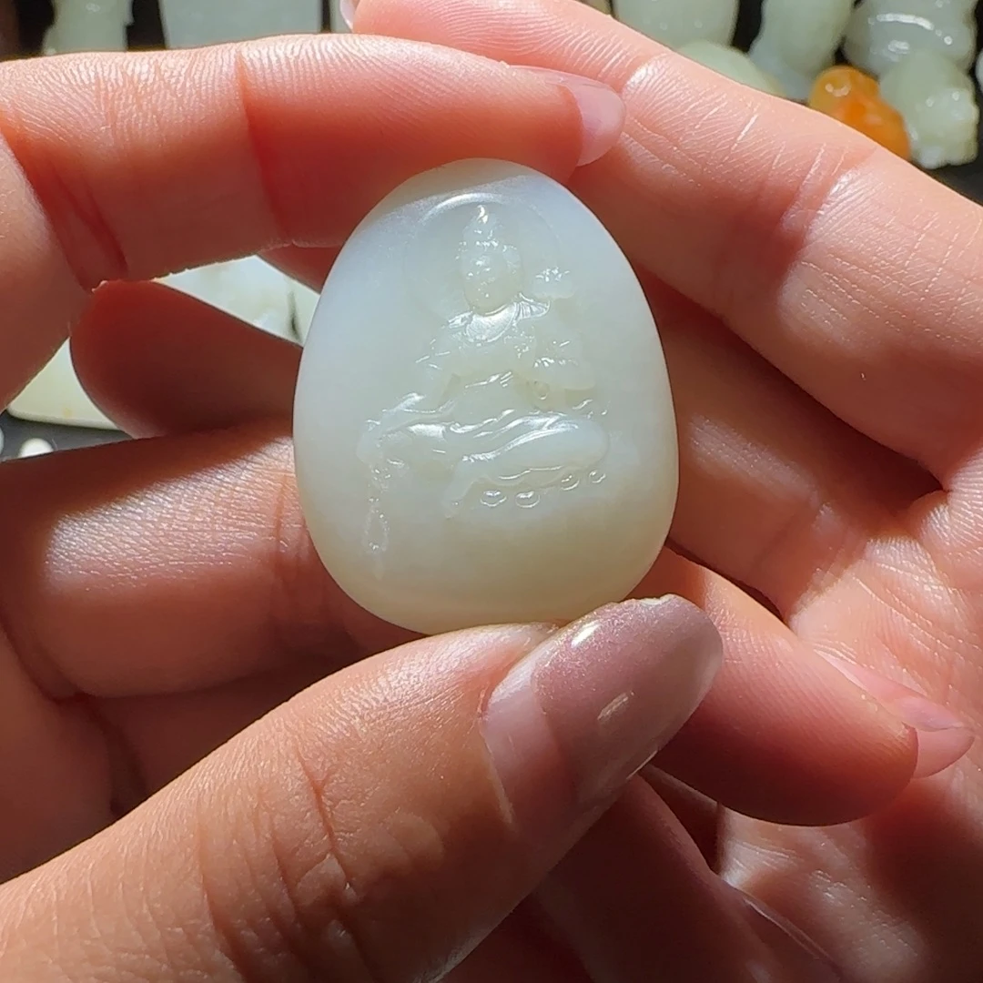 李***境和田玉未镶嵌颈饰