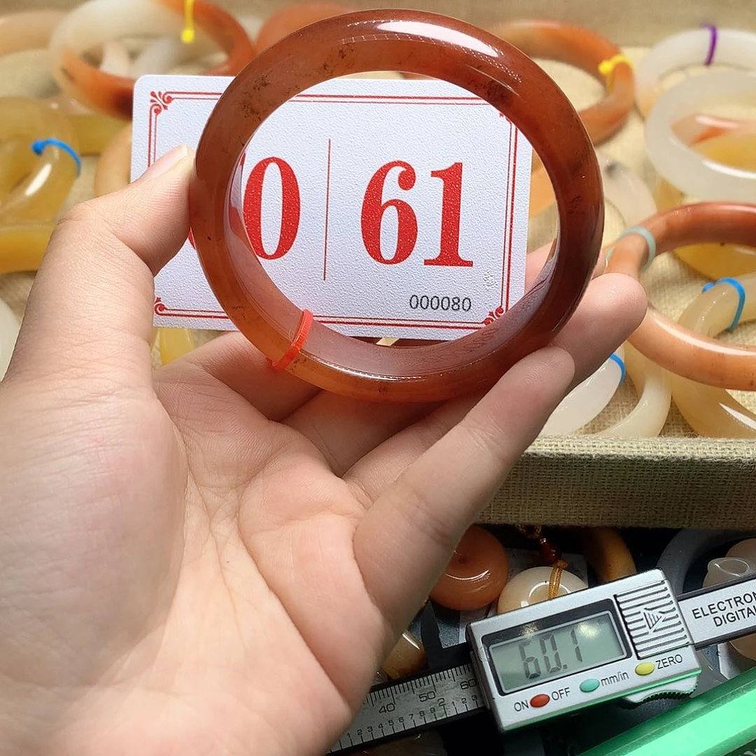 未镶嵌石英质玉（黄龙玉）手镯