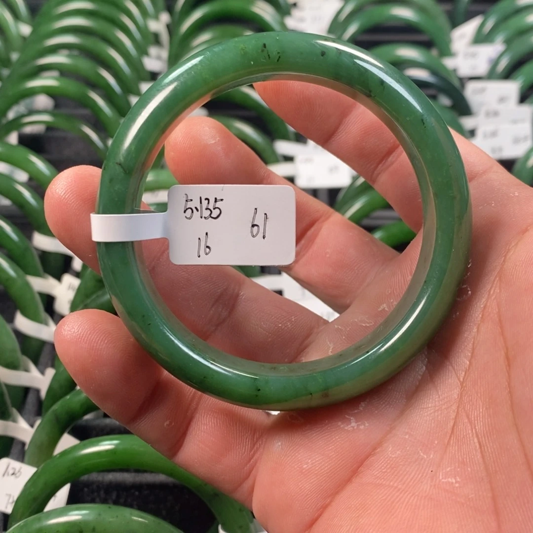 j***u和田玉（碧玉）未镶嵌手镯