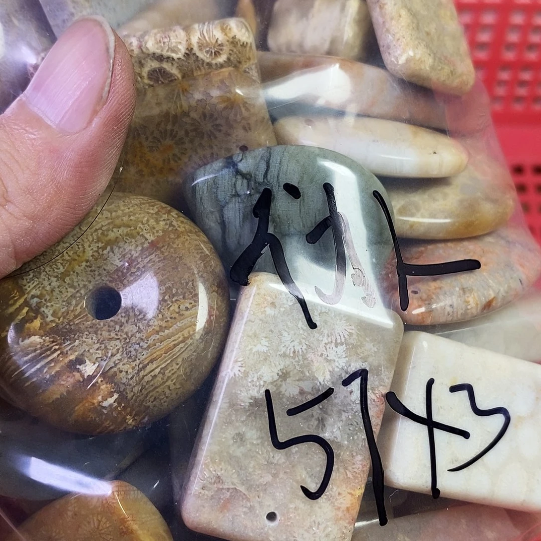 伪***人颈饰未镶嵌石英质玉（非洲翠）