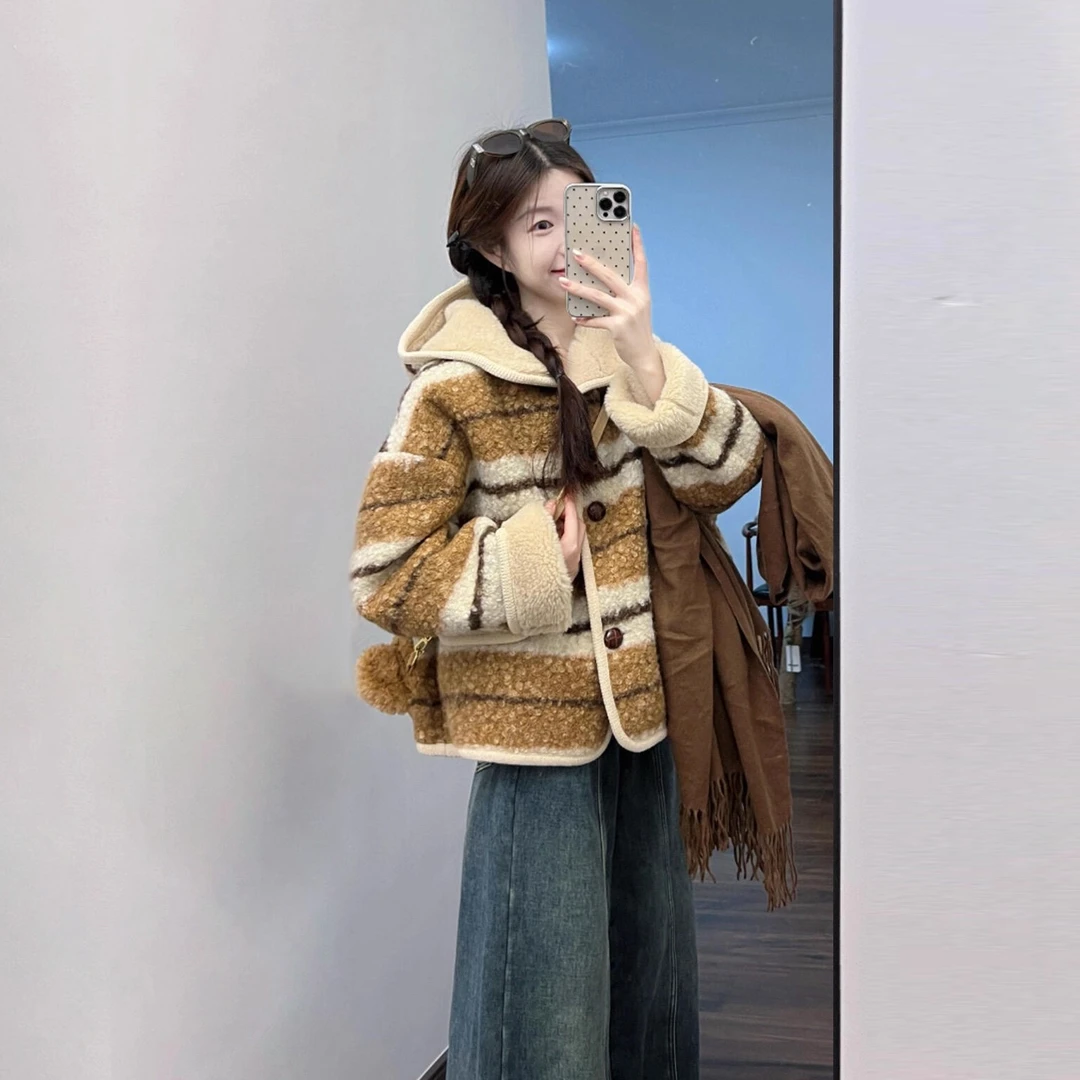 秋冬搭配一整套韩系复古穿搭条纹松弛羊羔绒毛呢外套牛仔裤两件套