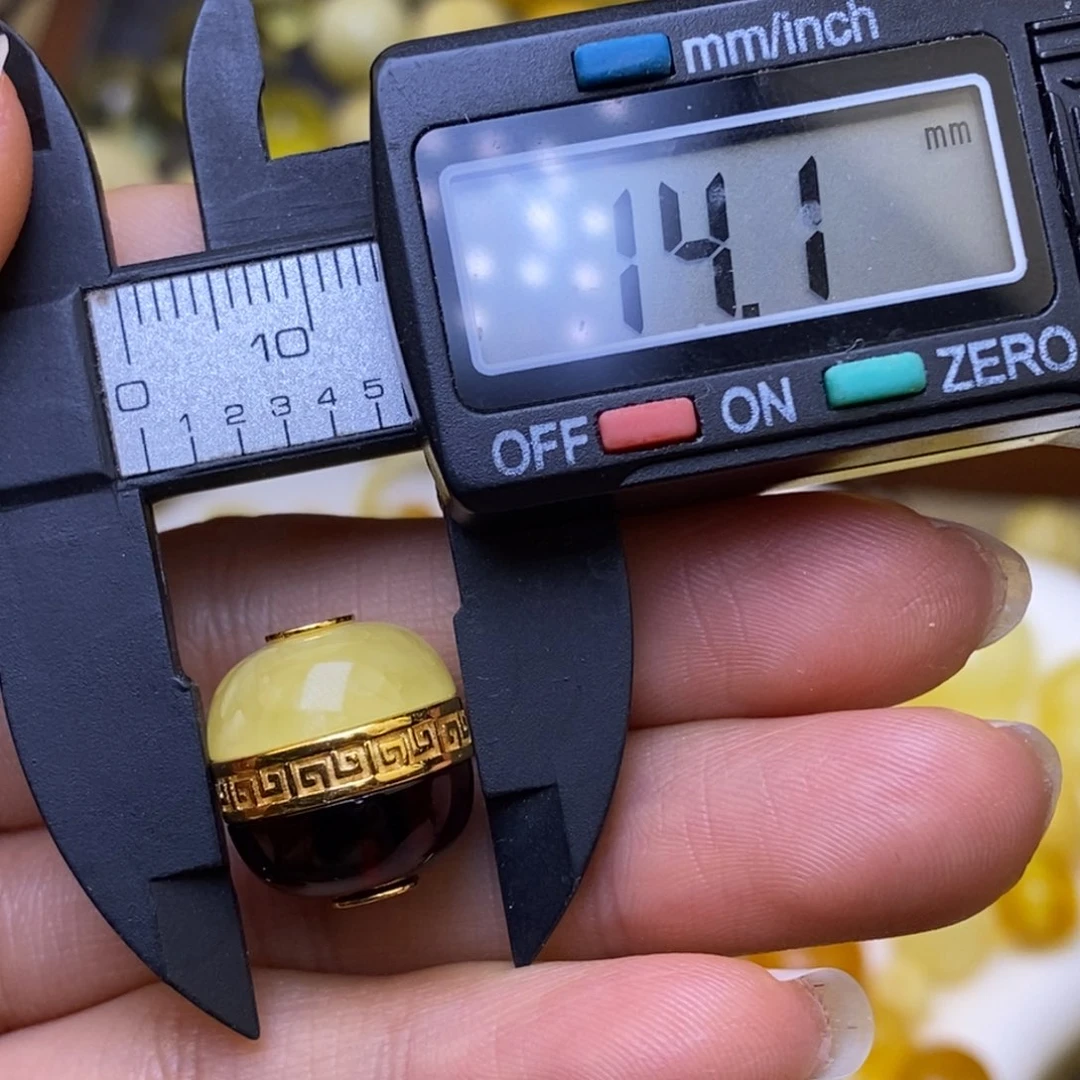 未镶嵌琥珀裸石珠子