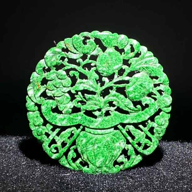 臻藏（8A）翡翠镂空玉牌挂件2501100076