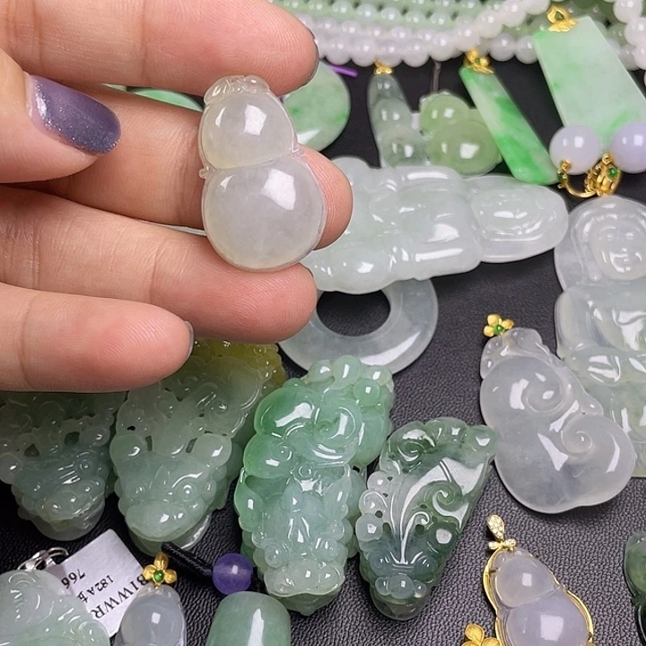 翡翠未镶嵌颈饰葫芦