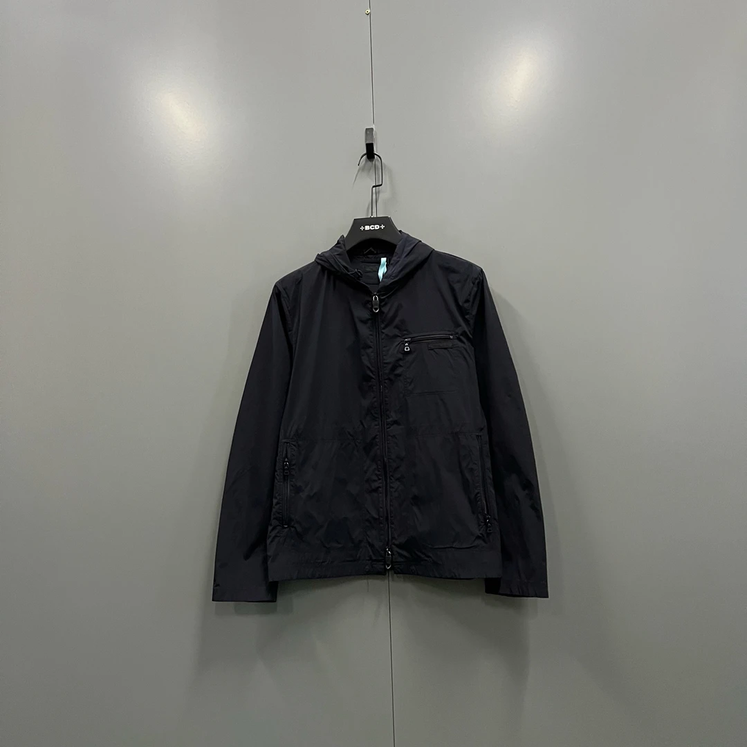 99新 Prada/普拉达 h915 纯色贴标logo连帽外套 46码 206196