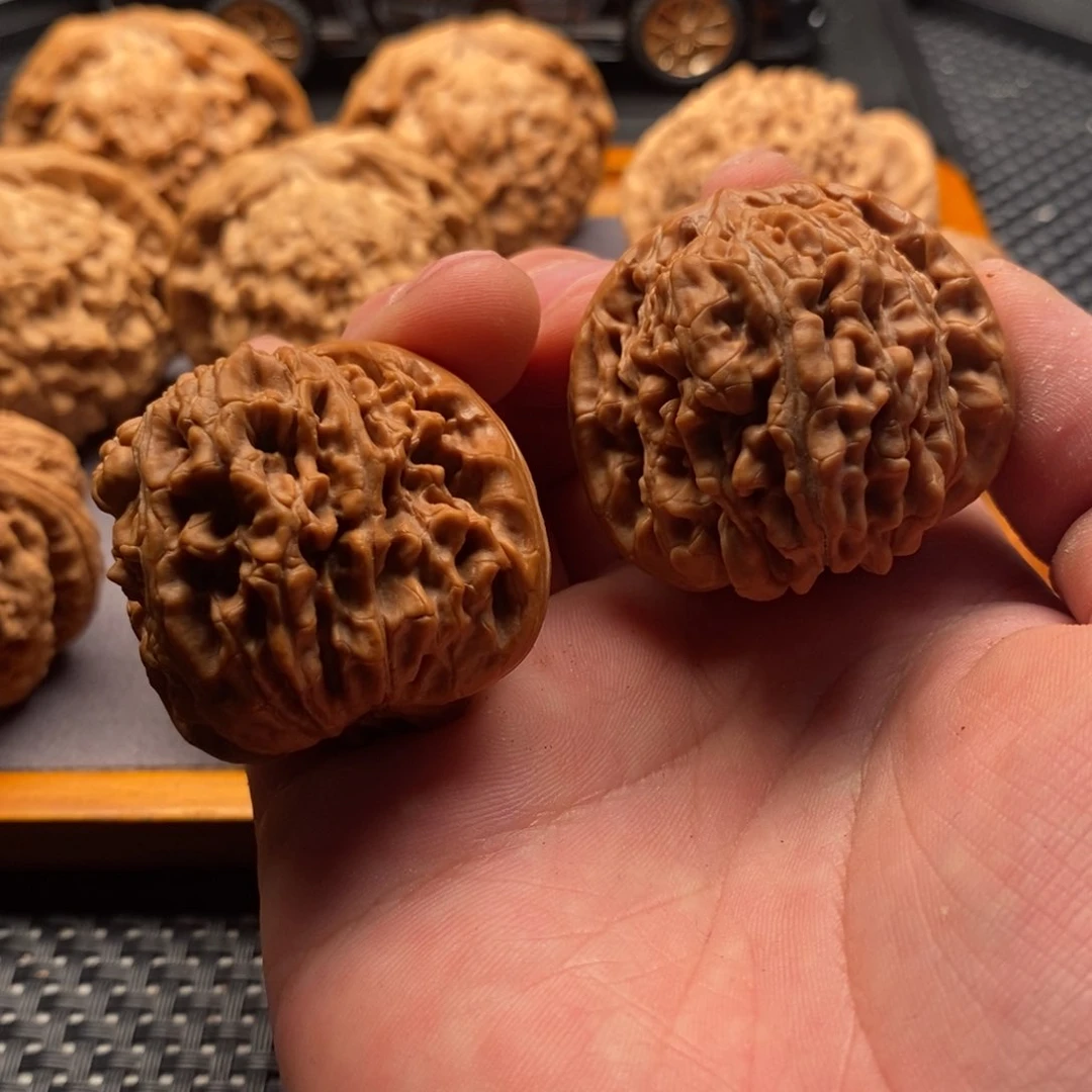 文玩核桃精品对四座楼