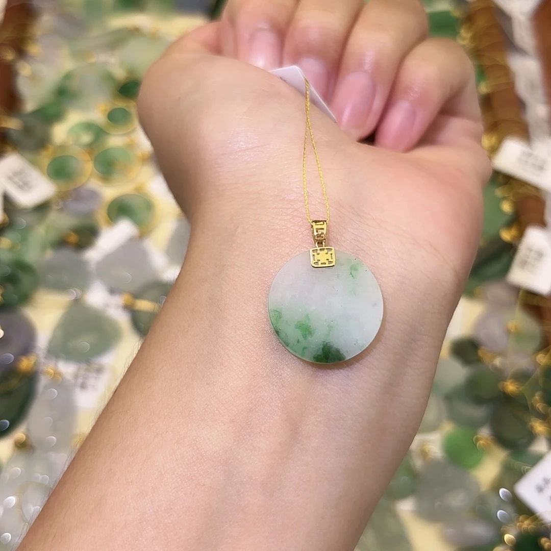 元***满翡翠18K金镶嵌颈饰无事牌