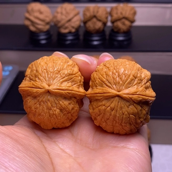 文玩核桃把件金丝绣球50