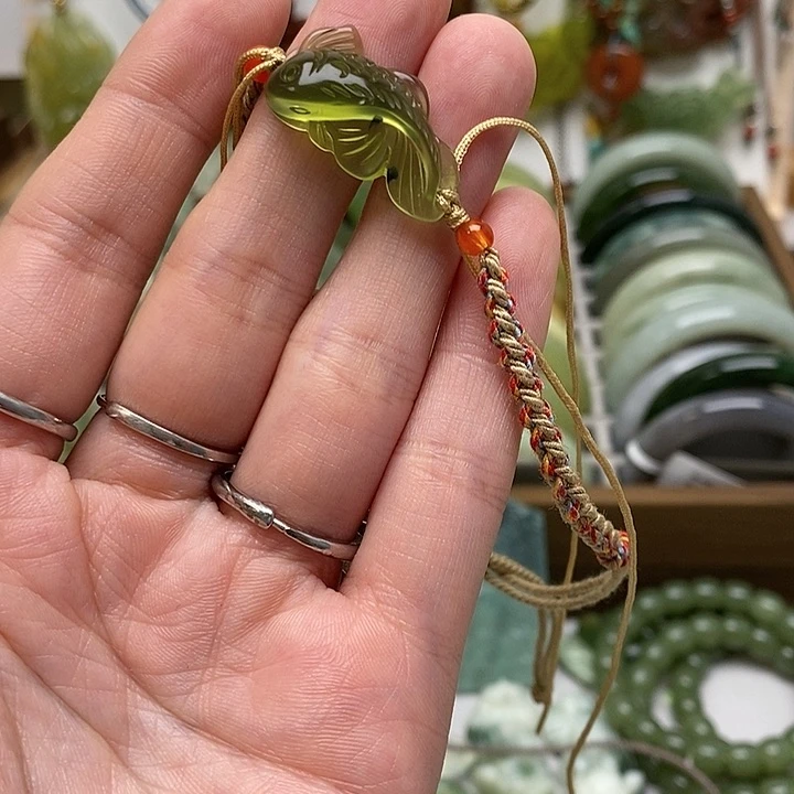 蛇纹石玉颈饰未镶嵌