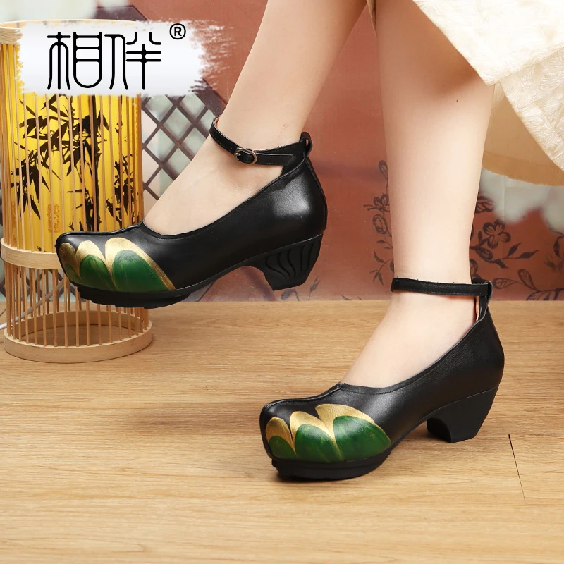 相伴手工真皮女士中跟软底民族风粗跟高跟春夏中老年53282