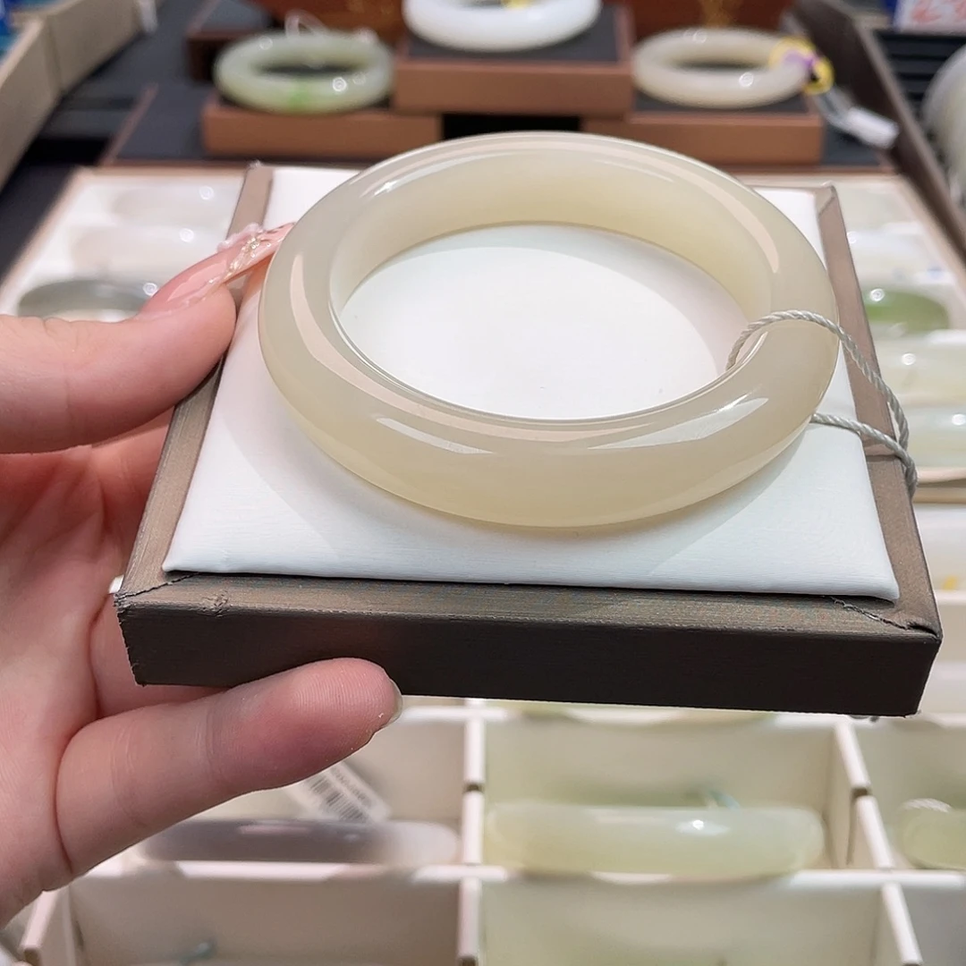 和田玉未镶嵌手镯