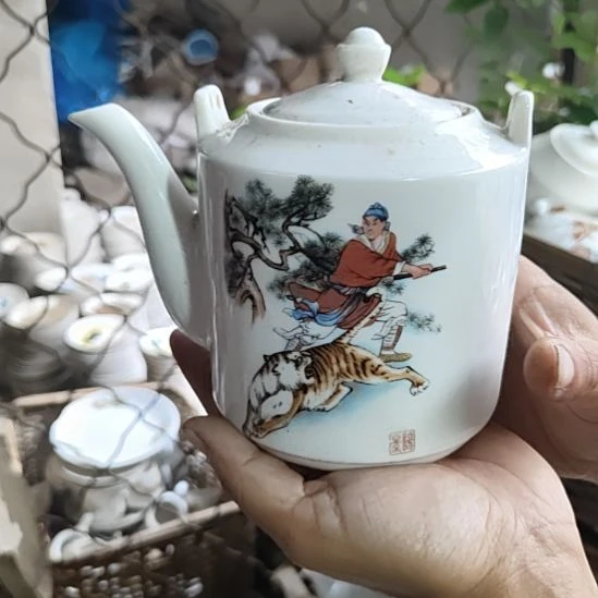 库存微瑕武松打虎提梁壶一个