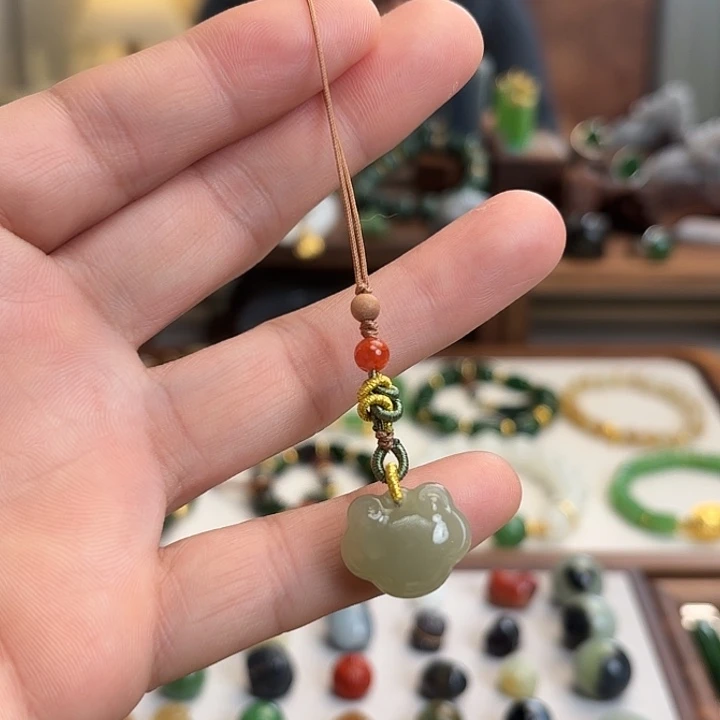 和田玉未镶嵌车挂平安锁手机挂包挂