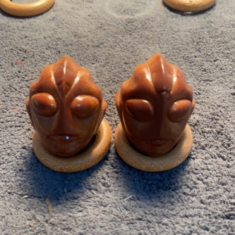 橄榄核雕刻奥特曼手球一对
