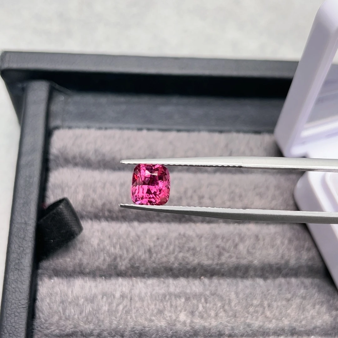 尖晶石裸石未镶嵌1.54ct吉尔德马亨盖vb无烧热粉