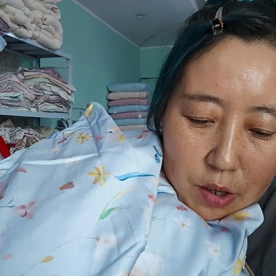 棉纯棉高端双人四件套。这上面多了几个抱枕套。