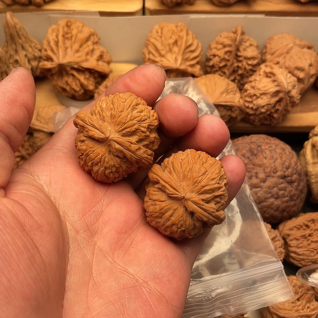 魏***风文玩核桃吊坠白狮子
