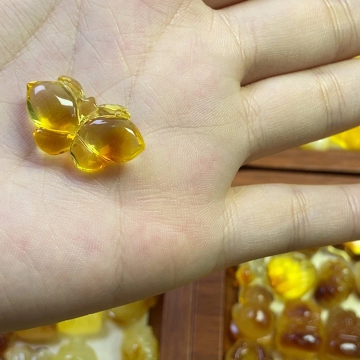 橄榄核吊坠小蝴蝶