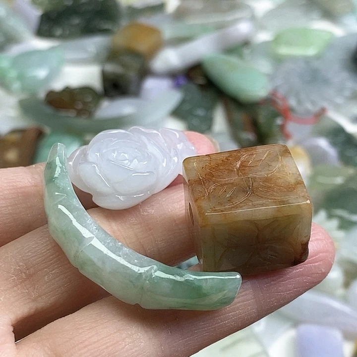 小***儿翡翠未镶嵌颈饰天然翡翠