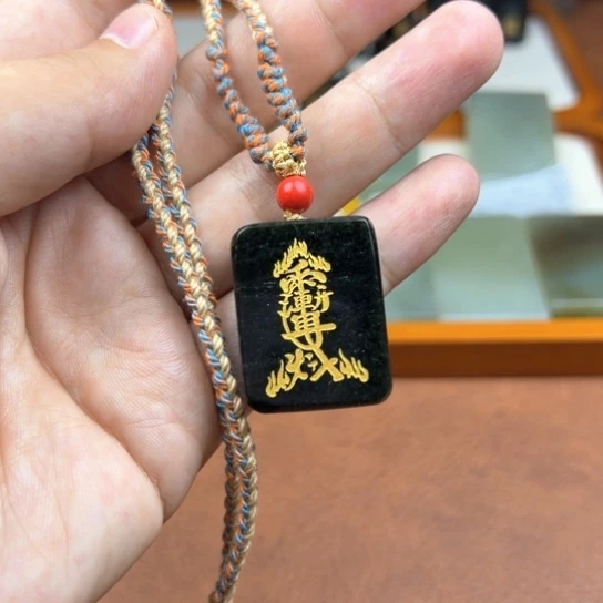 颈饰未镶嵌和田玉（糖玉）