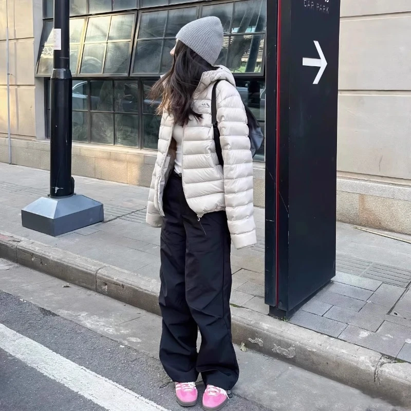 美系羽绒服女2025冬季新款轻薄小个子连帽短款白鸭绒排骨情侣外套