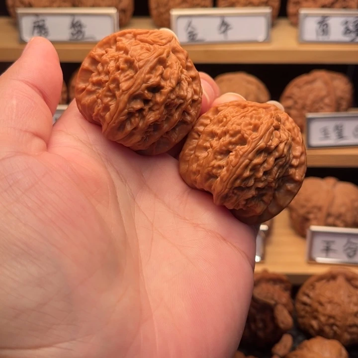 核桃42白狮子47.7克。