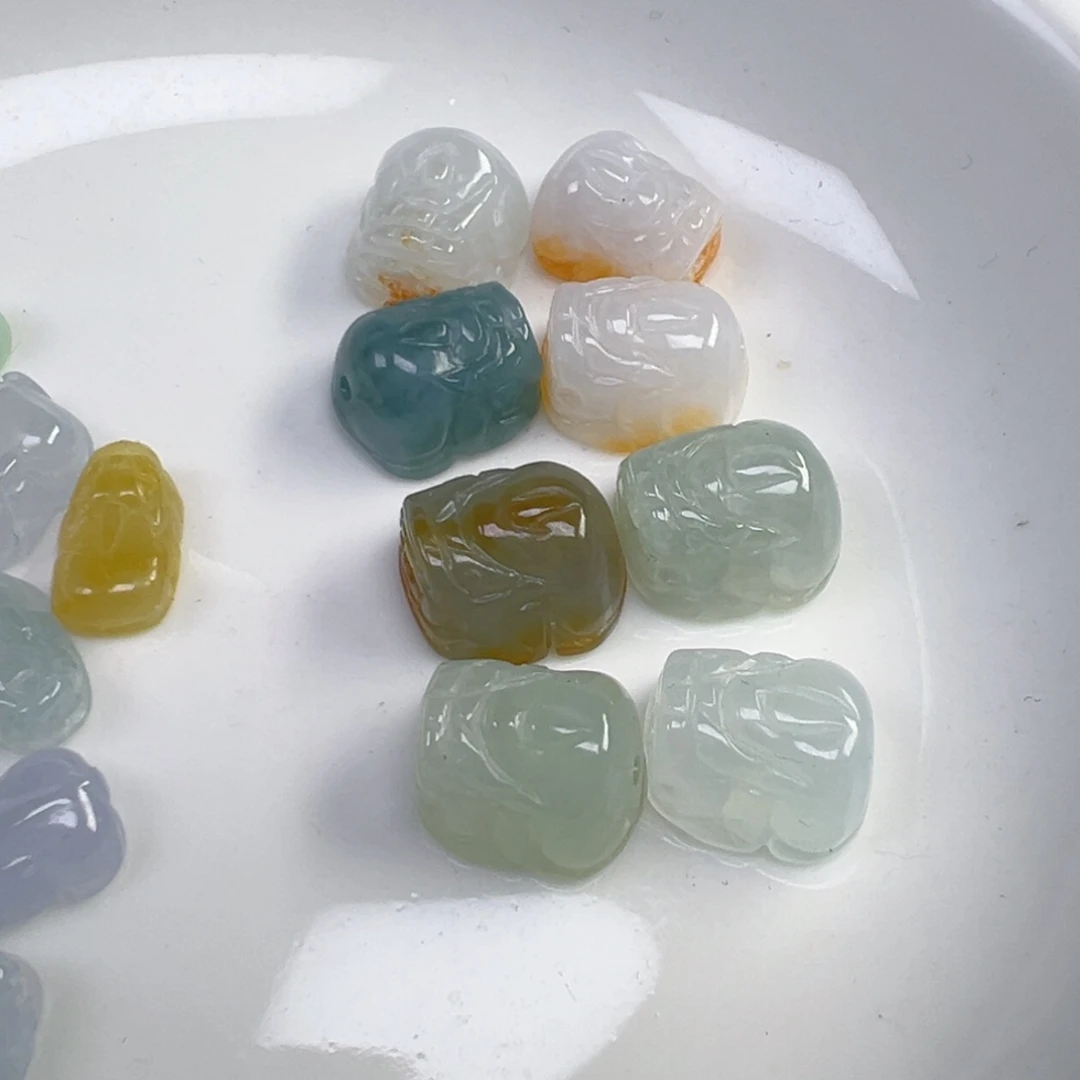 翡翠散珠通孔貔貅一只